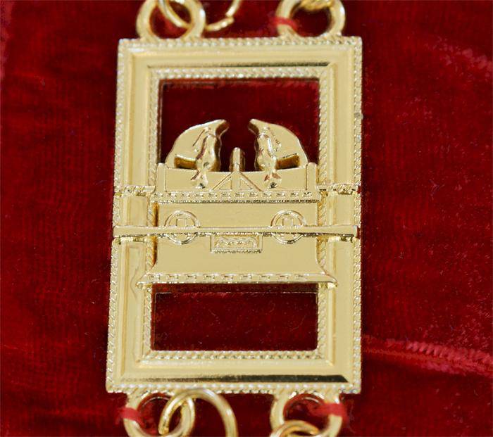 Royal Arch Chapter Masonic Chain Collar – Gold Plated on Red Velvet